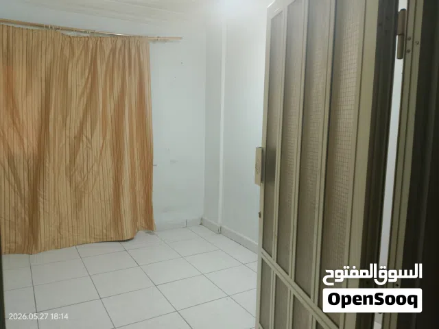 للايجار  غرفة كبيرة   حولي خلف البحر سنتر عل الرابع  نظافة و الهدوء و الخصوصية