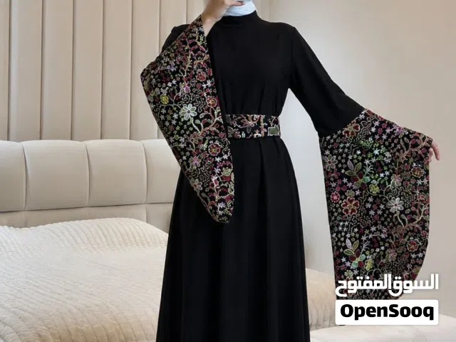 كل تفصيلة فيه تقول “أنا مختلفة” فستـان مطـرز هنـدي كٌـم فراشـة مقاسـات: 1-2-3-4 لـوزن 50-80 السع