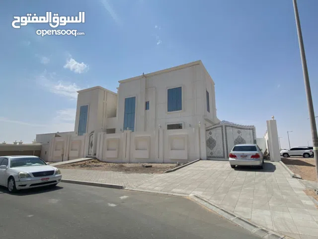 للإيجار فيلا او ساكن في العين الساد 5 غرف نوم وصالتين ومجلس رجال وغرفه طعام وخدمات خارجيه المطبخ