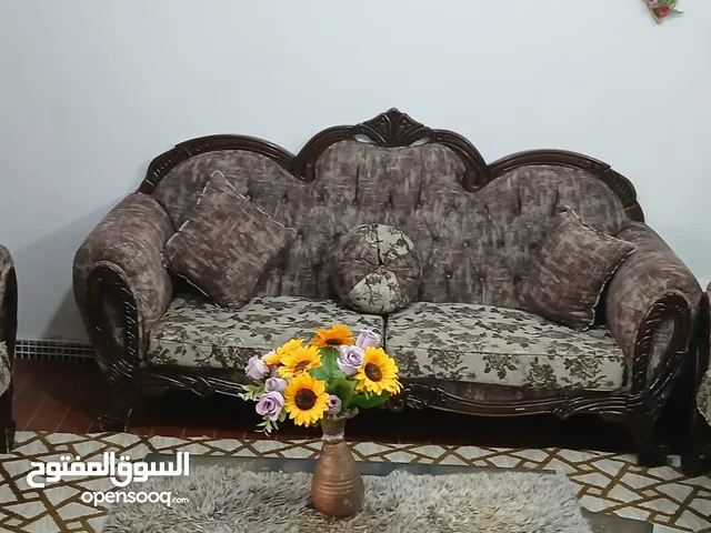 طقم كنب خشب زان مع طاولات بحالة ممتازة