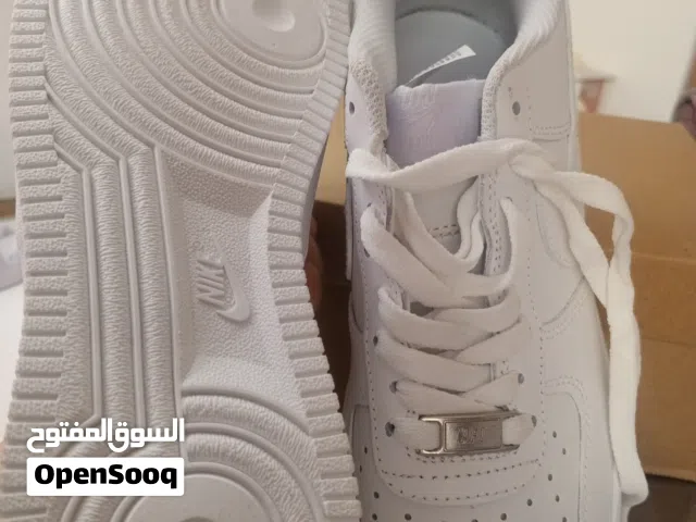 بوت نايك ابيض