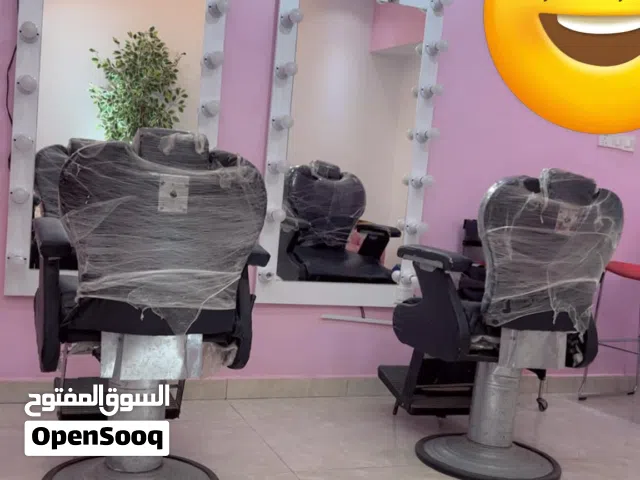 2 كراسي و2 مرايا بالاضاءة تبارك الله بحالة ممتازة للبيع مع بعض 800دينار فقط
