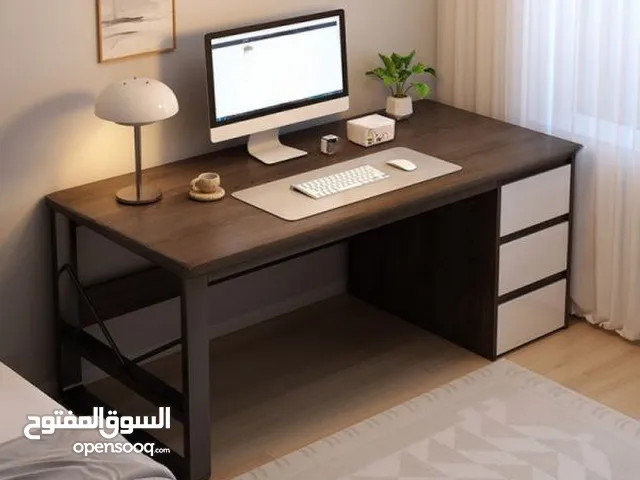 مكتب عصري فاخر يجمع بين الأناقة والعملية!  يتكونمن هيكل معدني أسود قوي يمنح المكتب ثبات وأناقة.