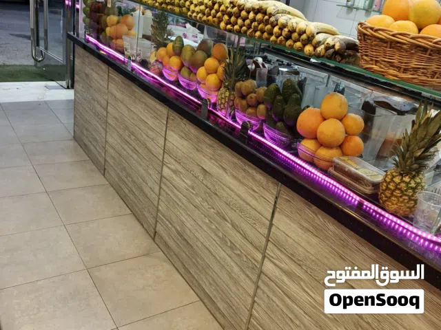 للبيع محل كوكتيل وعصائر وكريب ووفل وكيك وباتسيري ومطعم مجهز بالكامل في اجمل مواقع شارع الحرية