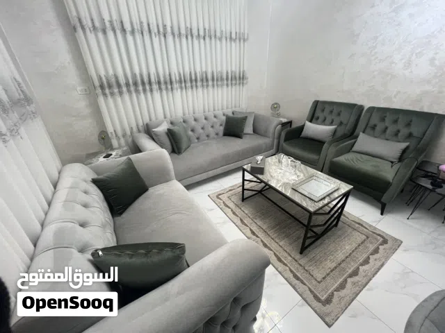 طقم كنب مودرن ضيوف 7 مقاعد بحالة الجديد + طاولات جانبيات ووسط