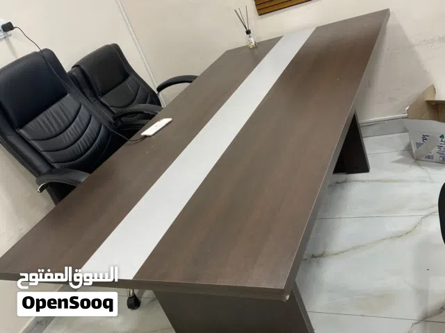 طاولة اجتماعات بالاضافه الى كرسيين مرتبات جدا