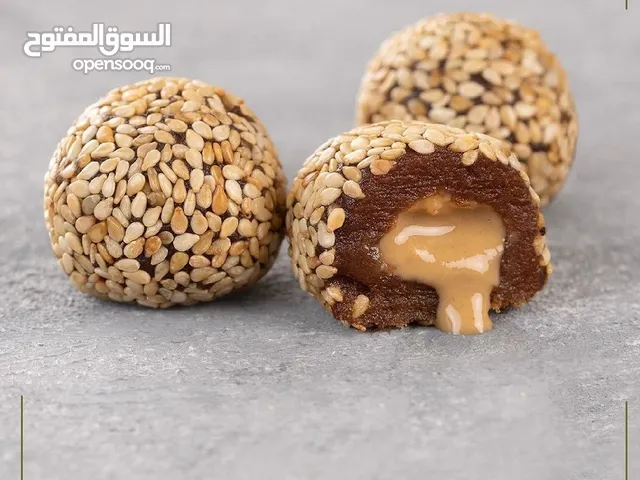 متوفر لدينا كرات التمر بطحينية السمسم ومعمول التمر جودة عالية