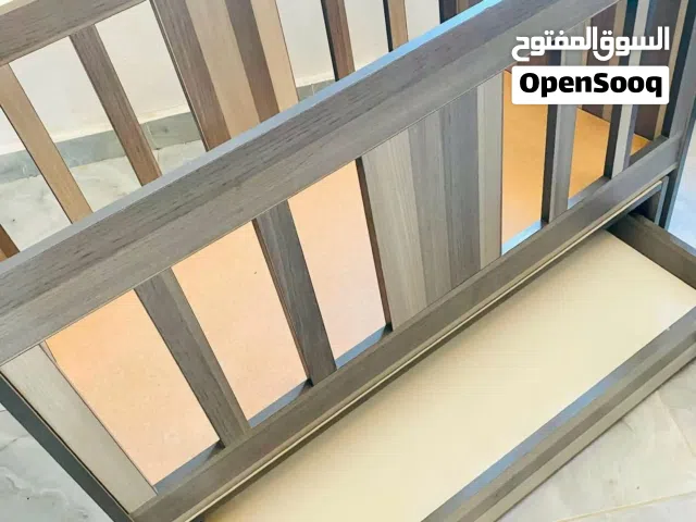 سرير أطفال خشبي راقي بحالة ممتازة - للبيع كاملاً مع الفراش والدرج