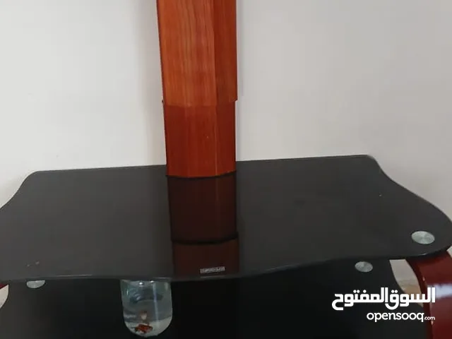طاولة تلفزيون و الشاشة
