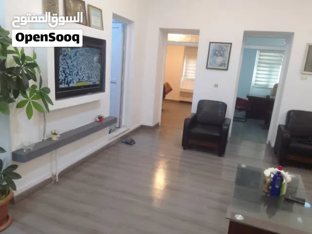 شقة خدمية بالاثاث للايجار في شارع عمر المختار