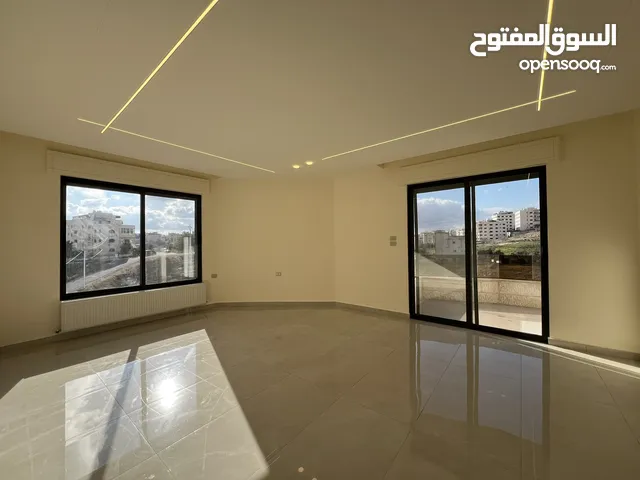 شقة فاخرة للبيع طريق المطار الحويطي خلف المدارس العالمية .. بسعر لقطة