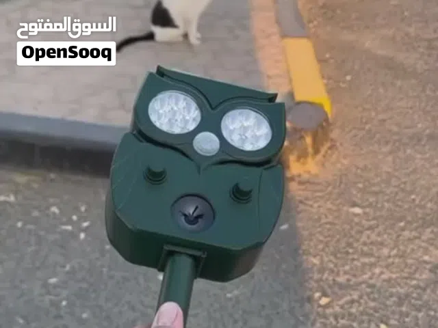 طارد القطط والحيوانات في الحديقة