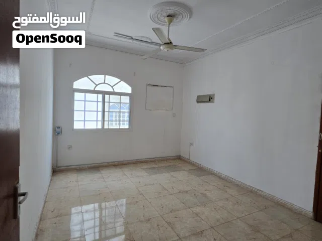 شقة للعوائل للايجار بالحيل الجنوبية مقابل مدرسة السلطان وخلف كلية كالدونيان وقريب من نسيتو هايبر