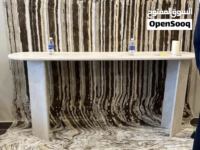 طاولة حائط او طاولة قهوة طويلة