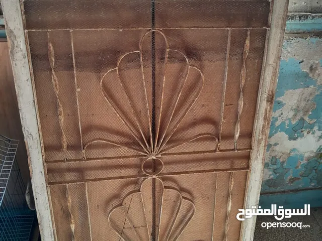 للبيع شباك حديد بحلق خشب