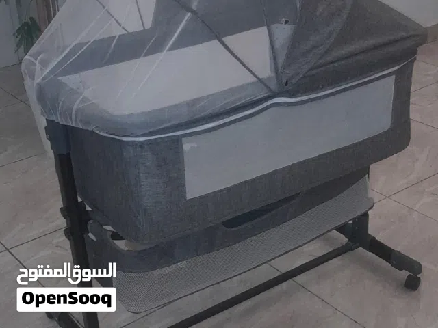 عربة اطفال وسرير شبه جدد