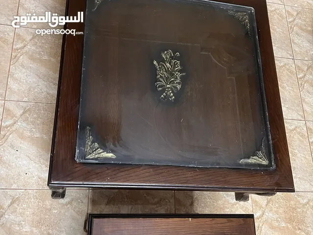 طاولات خشب ثلاث