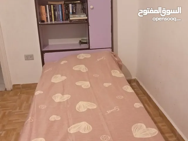 سرير مفرد خشب مع مكتبة خلفية بحالة ممتازة سرير مفرد خشبي متين +مكتبة