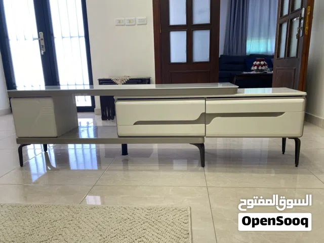 طاولة تافزيون مودرن قابلة للتمدد حالة جيدة
