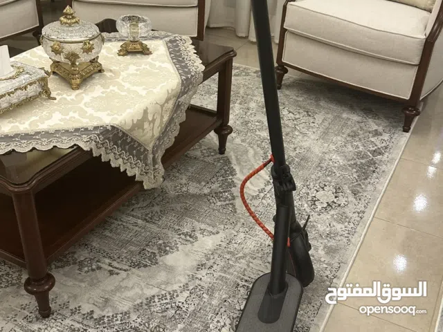 سكوتر يباع و مستعمل لفترة قليلة و يمشي 55 كم في الساعة الواحدة و فيه نور اميمي و اشارة خلفية و جرس