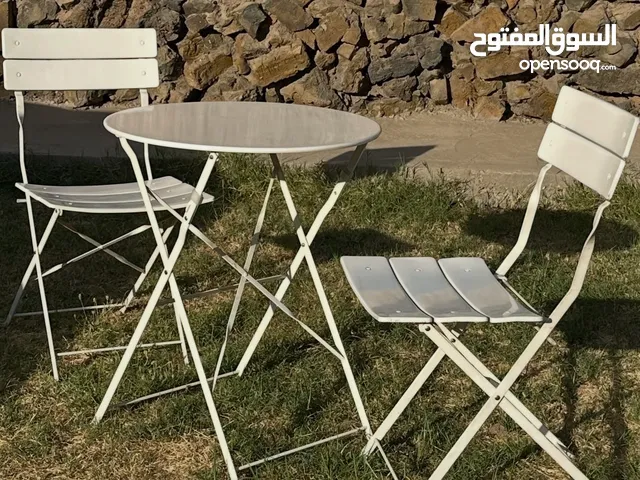 طاولة خارجية مع كراسي