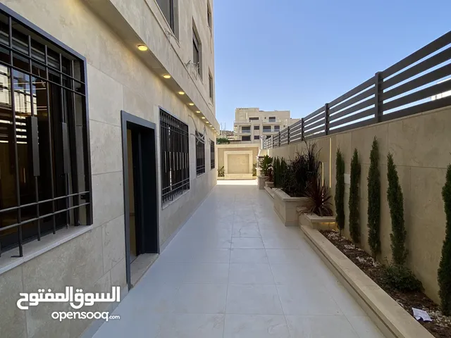 شقة فاخر شبة ارضي في طريق المطار الحويطي 170 متر داخلي و خارجي 170 متر بسعر مميز وتشطيب فلل