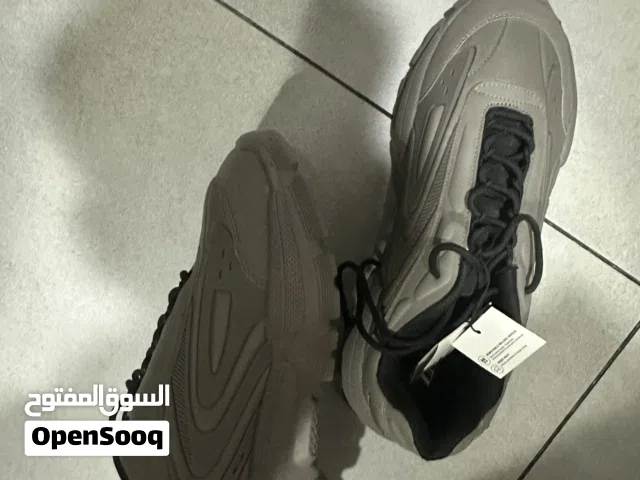 لا تفوت ابرز أحذية و موضة  Zara chunky sneakers