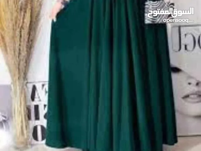 تألّقي وتميزي بأناقة وفخامة... عباياتنا تجمع بين الأناقة والراحة في كل خطوة!"