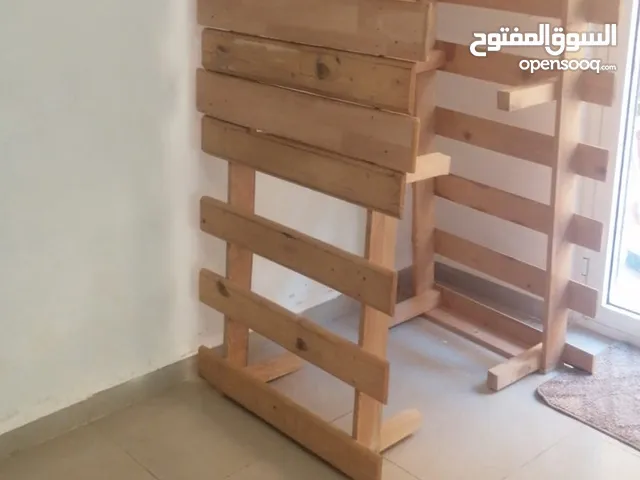 سرير نوم خشب لاتيه مجوز مع راسية وقاعدة وجوانب ابعاده (170 × 200 سم ) بحالة جيدة مستعمل للبيع