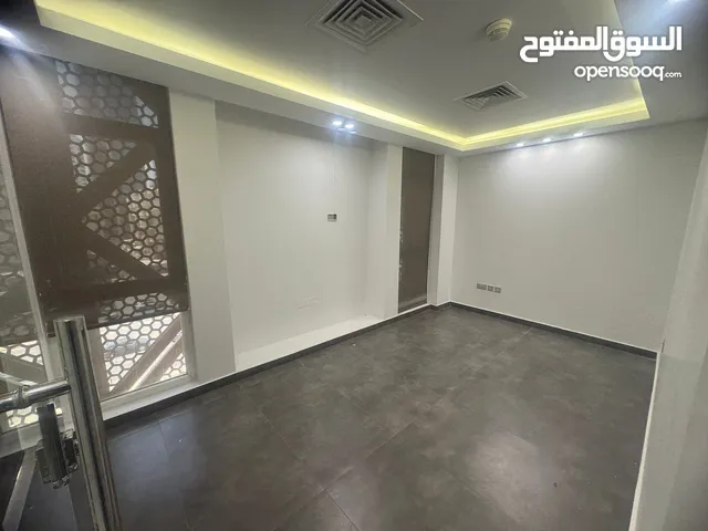 مكاتب فاخرة مع موقع مميز للايجار بمجمع تجارى بمنطقة شرق