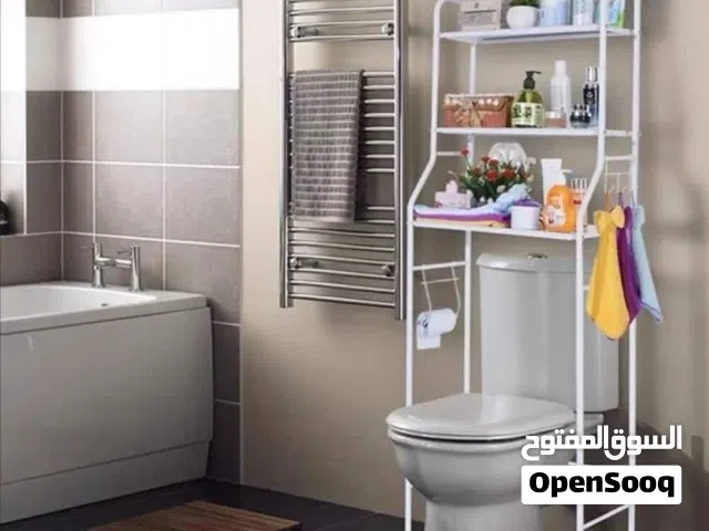 ستاند معدني للحمام يوضع السيفون عملي لتنظيم المساحة و متين بتصميم ذكي