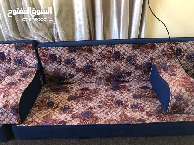 مجلس  عربي للبيع بسعر رمزي  5 فرشات ثنتين كبار 2 وسط وحدة صغيرة  ضغط عالي  ب 70