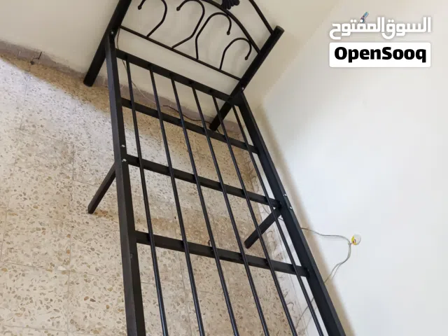 تخت مفرد حديد 6 أرجل يتحمل وزن 150 كيلو
