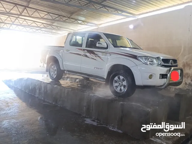 Toyota Hilux GLX in Saladin
