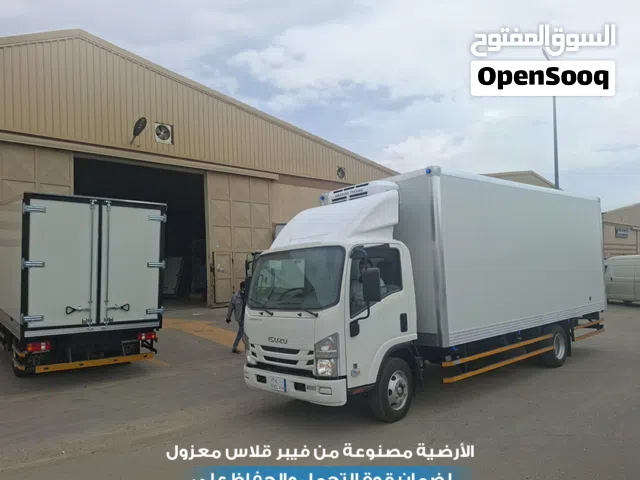سيارة بطول 6 متر مجهزة بصندوق ساندوتش بنل عالي الجودة مصمم خصيصاً لأعمال التبريد والتجميد