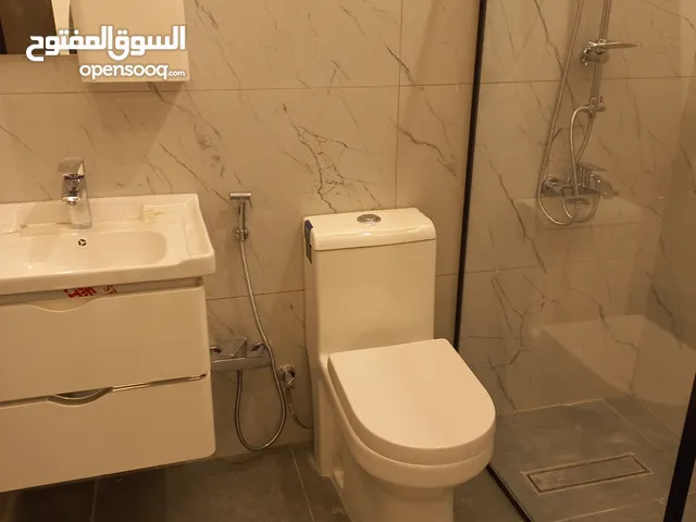 فني صحي وصيانه شاملة تركيب سرميك عمل عازل الحمامات