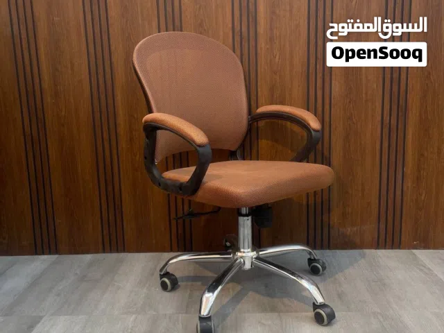 كرسي فاخر باللون البني – تصميم شبك أنيق وجوده عالية ولون جذاب يخطف الانظار وسعر يناسب جميع الناس .