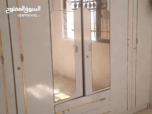 للبيع خزانة طابقين واسعة مع تخت خشب زان ملبس فورمايكا بحالة ممتازة