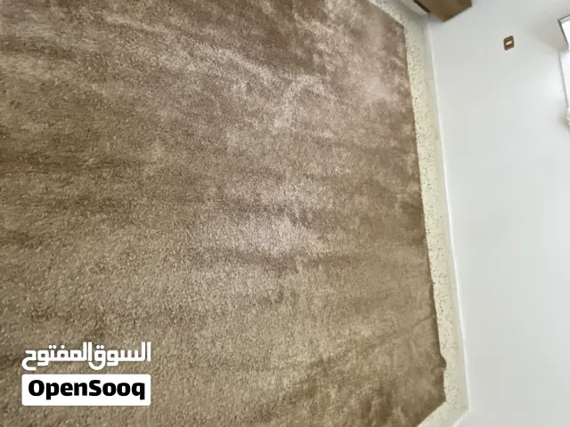 السلام عليكم ورحمة الله وبركاته، للبيع بساط (موكيت) تركي مميز جداً، يجمع بين الأناقة والعملية .