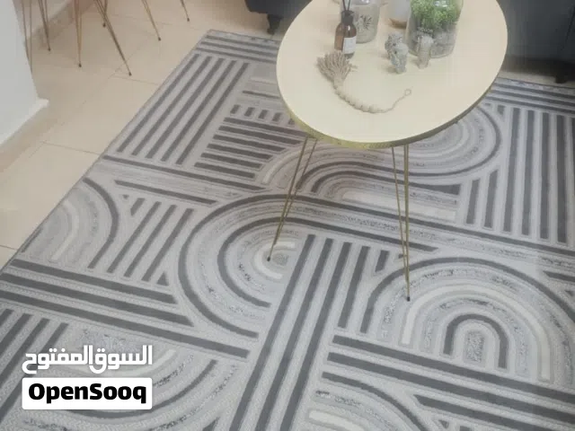 سجادة رمادي مع طاولة كبيرة و3 طاولات سيرفس