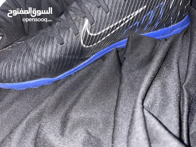 حذاء نايكي اسود اللون مريح مقاسه 1/2 41