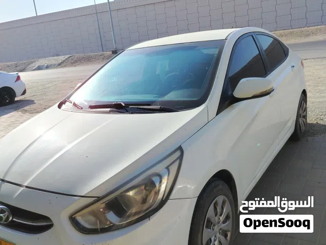 سيارة هيونداي اكسنت موديل 2015 لون أبيض بحالة مستعملة للبيع