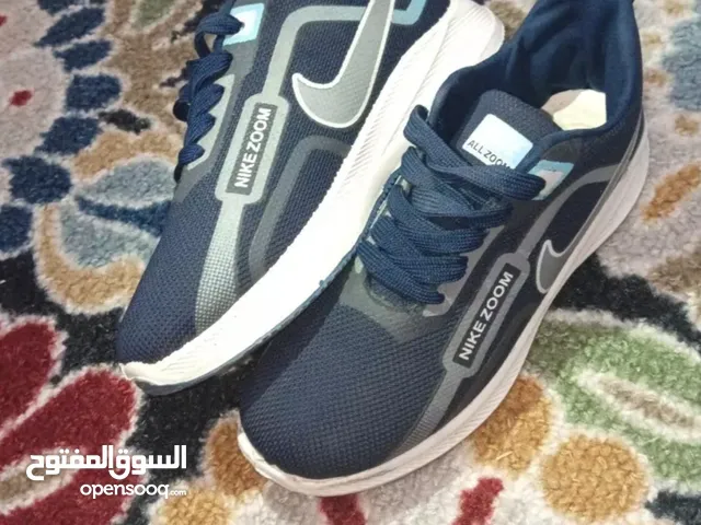 كوتشي رياضي لم يستعمل من قبل مقاس 42