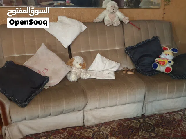 طقم انترية كنبة مقسمة ثلاث كراسي ملتصقة منفصلة حسب ديكور المكان وتنفع كورنر مع اثنين فوتيه قماش رماد