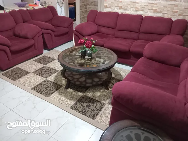 كنب الدب أمريكي شبه وكاله طاولة مطبخ مع اربع كراسي وكاله بعدها