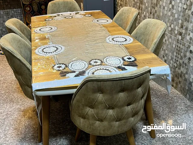 طاولة طعام كبيرة