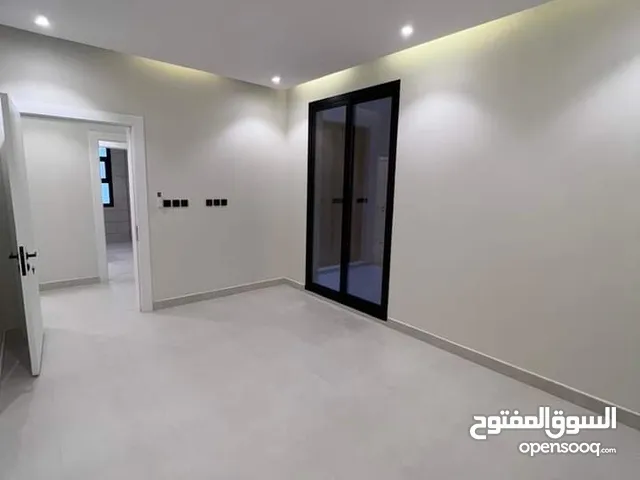 شقة للايجار الرياض حي الياسمين مكونة من ثلاث غرف وثلاث دورات مياه ومطبخ وصالة ومجلس وبلكونة ومستودع