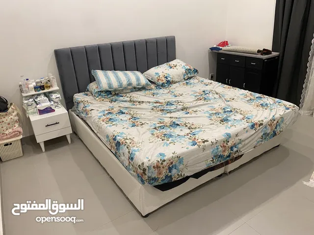 للبيع غرفتين نوم و طاولة اوتي