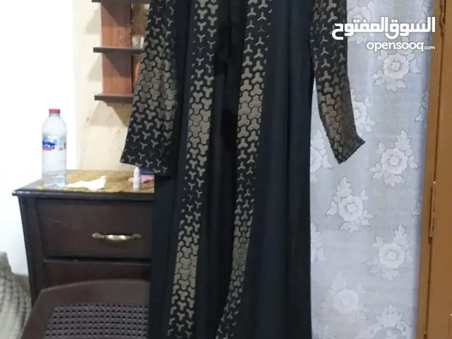 لييع عباية مع شالة اجتن هدية من سعودية طلعة مقاس كبيرهادسبب البيع جديدة لم تلبس تنورة فاي ثقيلة