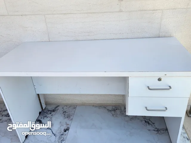 مكتب ابيض بحالة جيدة جدا